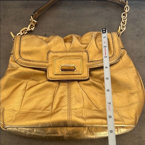 Antonio Melani Gorgeous Gold Metallic Leather Shoulder Hand Bag with Chain Strap - Picture 7 of 16